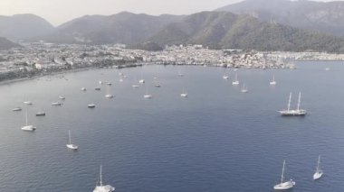 Kıyı dağları yelkenlileri. Tekneler kıyı kasabası. Yüksek kalite fotoğraf