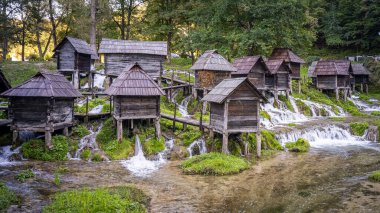 Bosna 'daki Jajce yakınlarında küçük watterfalls' lu su değirmenlerinin görüntüsü