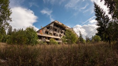 Bosna 'daki çardakta Sırplar tarafından oluşturulan savaş yanlısı tabela