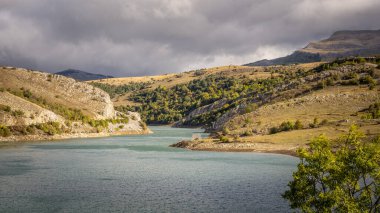 Bosna 'nın merkezindeki dağlarda Balkan Gölü