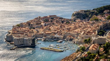 Dubrovnik, Hırvat. Eski şehir manzarası ve şehrin duvarları. Dubrovnik, Adriyatik Denizi 'ndeki bir şehirdir. Taht Oyunları Şehri