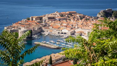 Dubrovnik, Hırvat. Eski şehir manzarası ve şehrin duvarları. Dubrovnik, Adriyatik Denizi 'ndeki bir şehirdir. Taht Oyunları Şehri