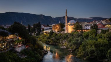Eski şehrin güzel gece manzarası ve Mostar 'daki cami.