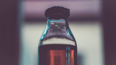 Cam şişede bir şişe ev yapımı şurup.