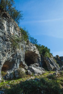 Buracas do Casmilo, Portekiz 'de doğal bir oluşum, kayalık bir yamaçta büyük mağaralar var. Bu mağaralar yemyeşil yapraklar ve zeytin ağaçlarının arasından geçen toprak bir patika ile bereketli bir araziye kurulmuştur. Işıklandırma şu şekilleri vurgular: 