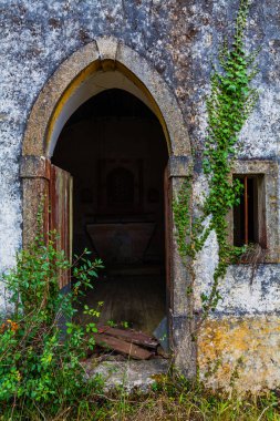 Kapısı kemerli terk edilmiş bir kilise. Üzüm ve bitki örtüsüyle kaplanmış. İçerisi karanlık ve esrarengiz, unutulmuş geçmişini ima ediyor.