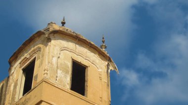 Lahor Kalesi 'nden Sheesh Mahal' in gözlem kulesinin yakın görüntüsü.
