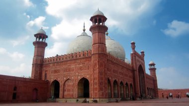 Arka planda bulutlu gökyüzü ile Badshahi Camii 'nin güzel manzarası