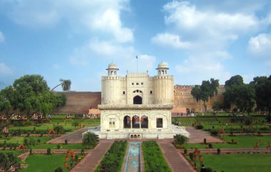 Hazuri Bagh ve Shahi qila Lahore kale girişi geniş görüş