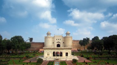 Hazuri Bagh ve Shahi qila Lahore kale girişi