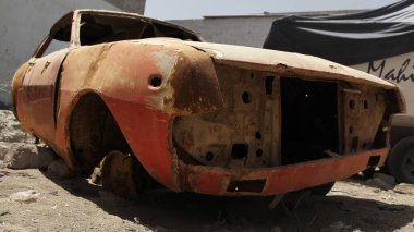 Eski terk edilmiş araba önü