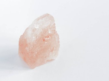 Himalaya pembe tuz kayası beyaz arka planda