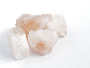 Himalaya pembe tuz kayası beyaz arka planda
