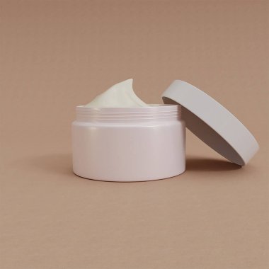 beyaz etiketli krema ve tüp fotokopi alanı ile pembe arkaplan üzerinde.