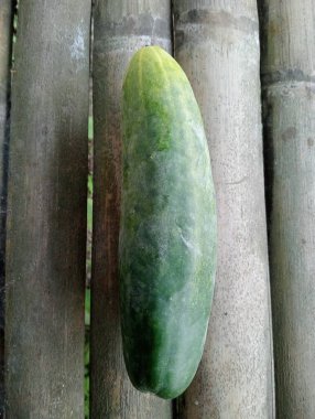 Bambu masasında taze yeşil salatalık