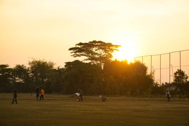 Golf antrenman alanında gün batımı
