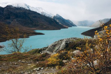 Norveç 'in Gjendesheim kentindeki Turkuaz Gölü Karlı Dağlarla çevrili