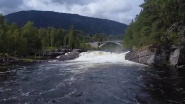 Şelale ve Köprüsü ile Görkemli Norveç Nehri Yeşillik ve Dağların Arasında Hava Dronu