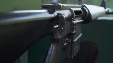 Ho Chi Minh City, Vietnam 'daki Savaş Müzesi Cu Chi Tünelleri' nde monte edilmiş bir M16 tüfeğinin detaylı görüntüleri.