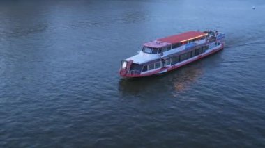 Moskova Nehri, Moskova, Rusya 'da yüzen eski bir turist teknesinin manzarası 