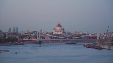 Günbatımından sonra Moskova Nehri 'nin manzarası. Köprü ve Kurtarıcı İsa Katedrali arka planda, Moskova, Rusya. 