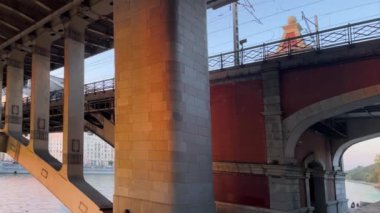 Moskova Nehri köprüsünün altından geçen bir metro günbatımında, Moskova, Rusya