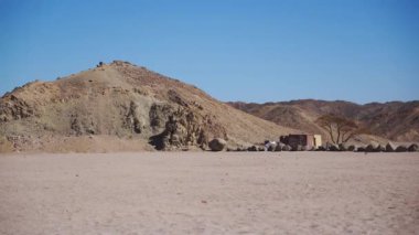 Mısır 'ın Hurghada yakınlarındaki küçük bir köyde küçük Bedevi evleri olan çöl manzarası.
