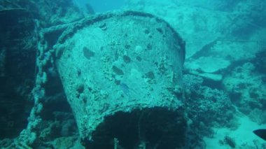 Batık objeler, Mısır 'ın Kızıldeniz 4 bölgesindeki bir turist denizaltısının lombozundan çekildi.