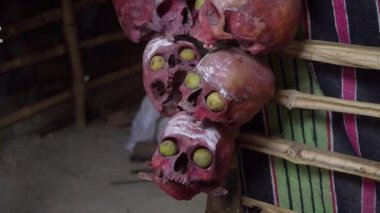 Aghory ölüm sonrası ritüel kafatasları Agori barınağında eğildiler, Varanasi, Hindistan