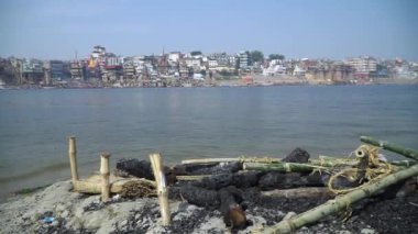 Hindistan 'ın Varanasi şehrine bakan Ganj nehrinin kıyısında ölüm sonrası şenlik ateşi yakılan bir ağustos böceği.