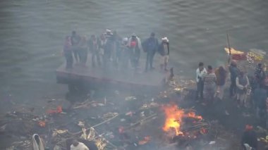 Yukarıdan Manikarnika Ghat 'taki ölü yakma odunlarına bakın. Varanasi, Hindistan