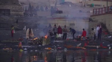 Güneş doğmadan önce Ganj kıyısında yakılacak odun yığınları. Varanasi, Hindistan