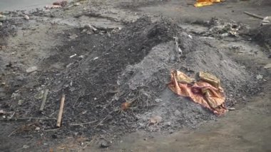 Ganj Nehri 'nin kıyısında küller ve ölümlü kalıntılar yığını. Varanasi, Hindistan