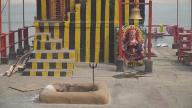 Ganj Nehri 'nin kıyısındaki ebedi ateşin yeri. Varanasi, Hindistan