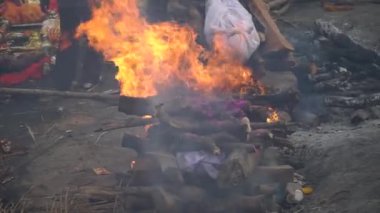 Manikarnika Ghat.Varanasi, Hindistan 'daki cenaze yakma odununun yakın çekimi.