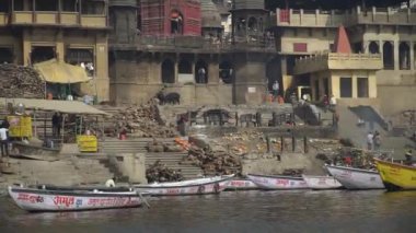 Ganj Nehri 'nden Manikarnika Ghat manzarası. Varanasi, Hindistan