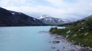 Gamle Strynefjellsvegen Norveç turkuvaz göl karla kaplı zirveler