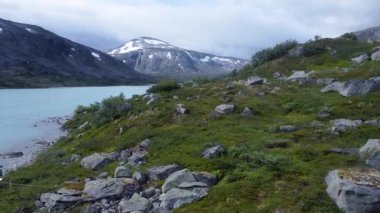 Gamle Strynefjellsvegen Norveç Gölü görkemli dağlar yemyeşil drone