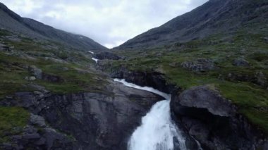 manzaralı güzergah Gamle Strynefjellsvegen Norveç şelaleleri sersemletici şelale vadisi insansız hava aracı