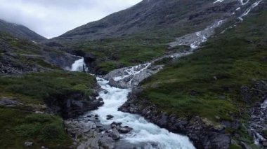 manzaralı güzergah Gamle Strynefjellsvegen Norveç şelalesi verimli vadi dronu