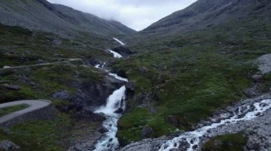 manzaralı Gamle Strynefjellsvegen Norveç şelaleleri dağ insansız hava aracını çağladı