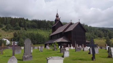 Norveç 'in manzaralı tepelerinde kurulmuş Udval Stave Kilisesi' nin çarpıcı mimarisini ve sakin çevresini keşfedin.