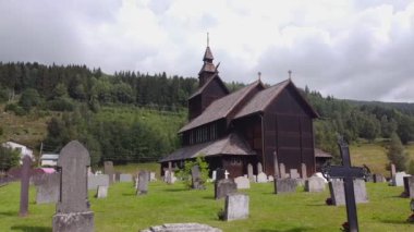 Büyüleyici Udval Stave Kilisesini keşfedin. Norveç 'te yemyeşil yemyeşil bir mezarlıkta güzelce yerleşmiş.