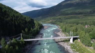 Norveç Sjoa Nehri 'nin çarpıcı köprüsü ve dağlarıyla hava aracı görüntüsü