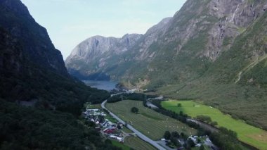 Norveç 'teki Viking Vadisi üzerinde arka planda fiyortla İHA uçuşu