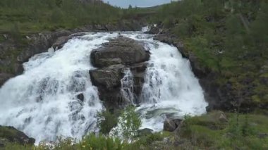 Görkemli Voringfossen Şelalesi Norveç manzaralı şelalede çağlıyor