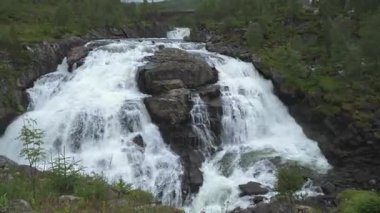 Voringfossen şelalesi doğanın görkemli güzelliğini ve gücünü gözler önüne seriyor.