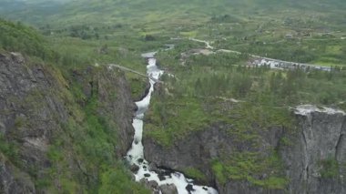 Norveç 'in Nefes Kesen Voringfossen Şelalesi ve Manzarası' nı Keşfedin