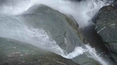 Norveç 'in Idyllic Wilderness yakınlarındaki Majestic Steinsdalsfossen Şelalesini keşfedin