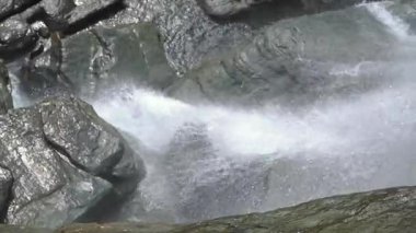 Norveç 'in vahşi doğasındaki Görkemli Steinsdalsfossen Şelalesini keşfedin.